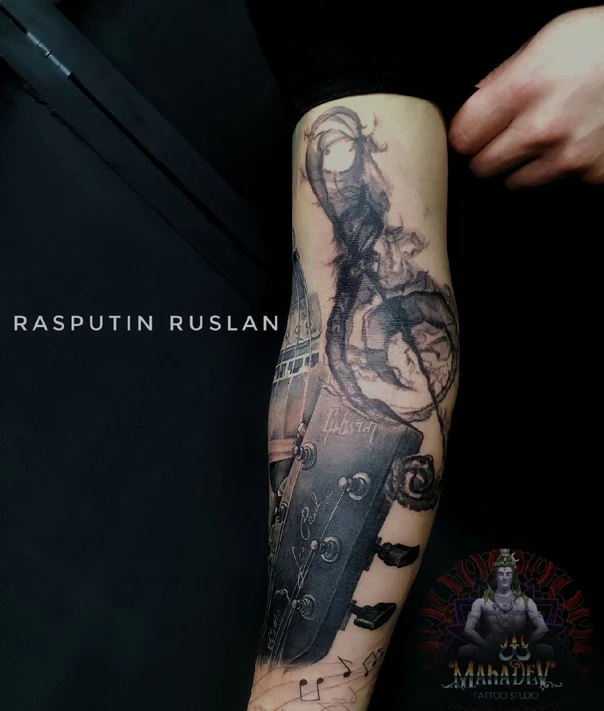 Чёрно-серая Guitar, Music notes tattoo на Предплечье