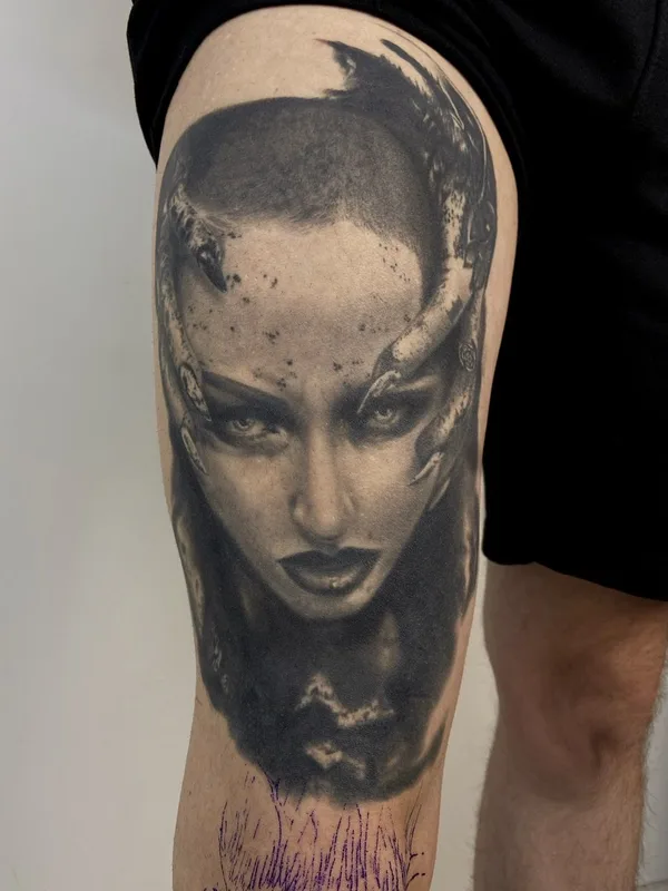 female black and grey realism tatuaje en thigh #40091 | Tatuador Ирина Чернова