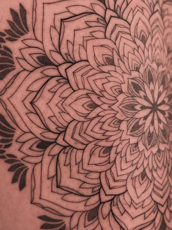 black mandala Tatuaggio su shoulder blade #40126 | Tatuatore Саша Масюк