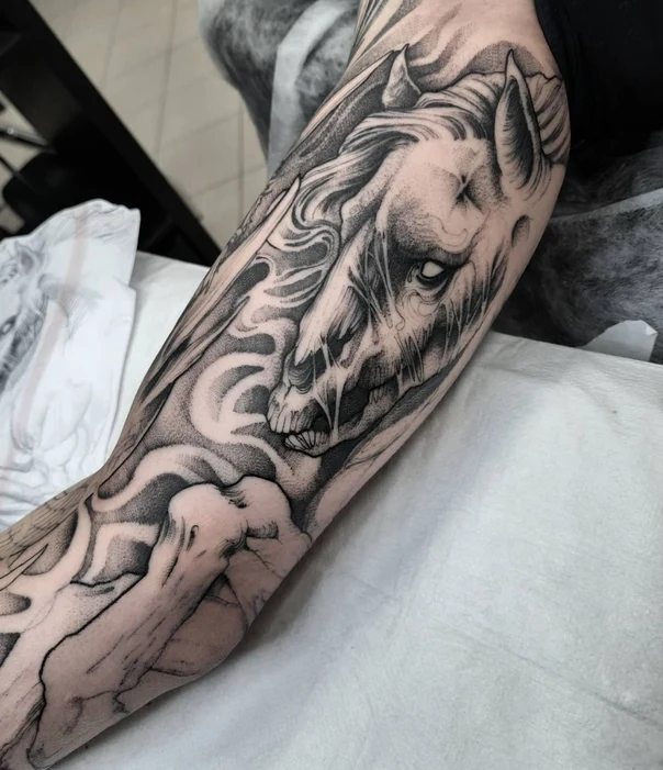 Чёрно-серая Horse, Skull tattoo на Предплечье