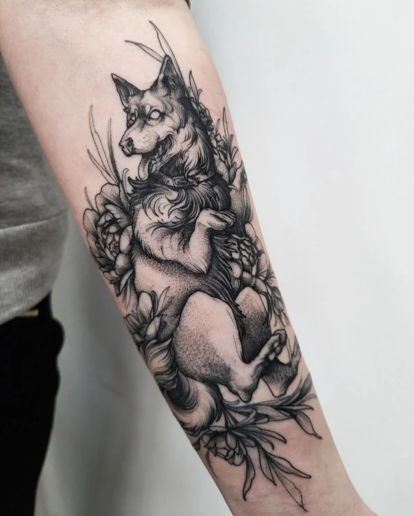 Чёрно-серая Dog, Flowers tattoo на Предплечье