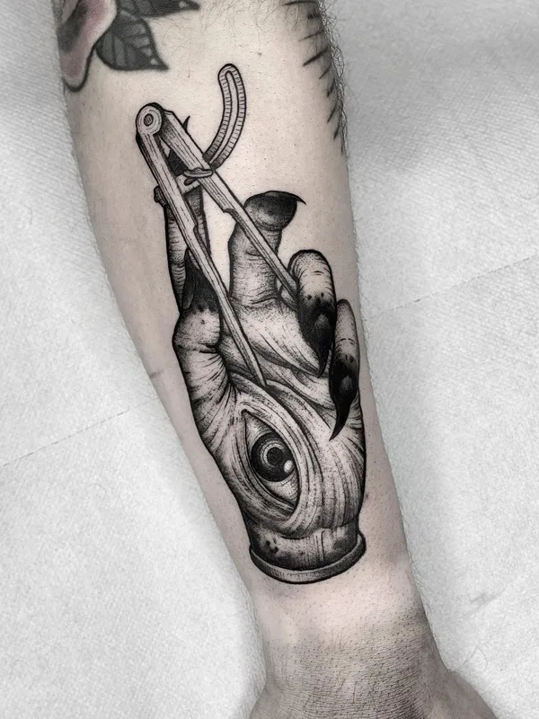 black and grey blackwork tatuaje en forearm #40383 | Tatuador Luca Cospito