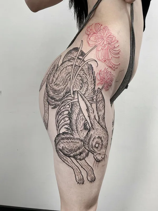 female black and grey illustrative tatuaje en thigh #40388 | Tatuador Luca Cospito