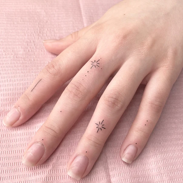 Файнлайн Starburst tattoo на Палец (рука)