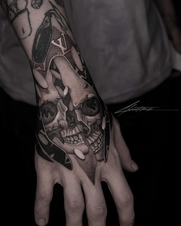 Black & Grey Skull, Lettering tattoo on Hand