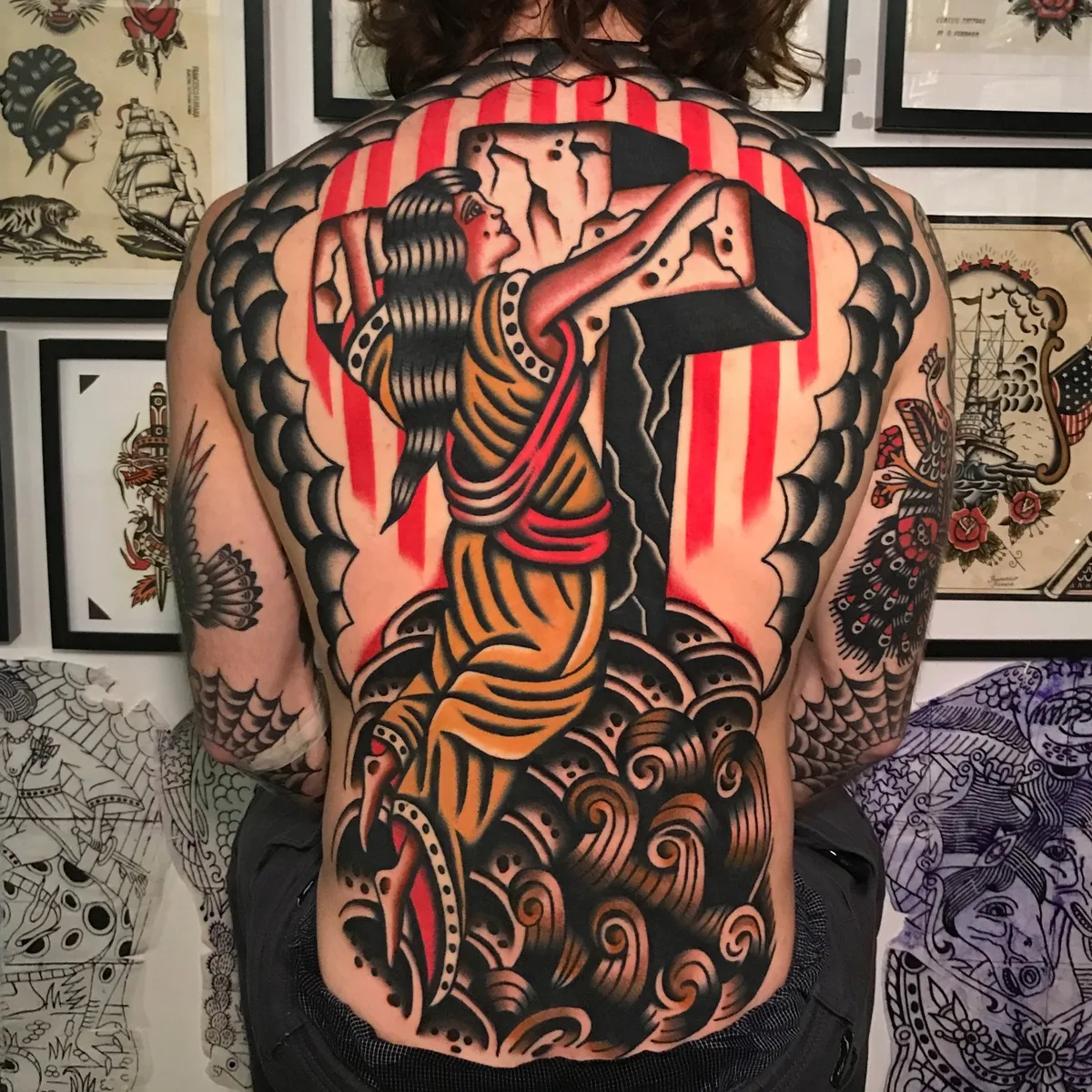 Tatuaggio tradizionale sul dorso di Francesco Ferrara