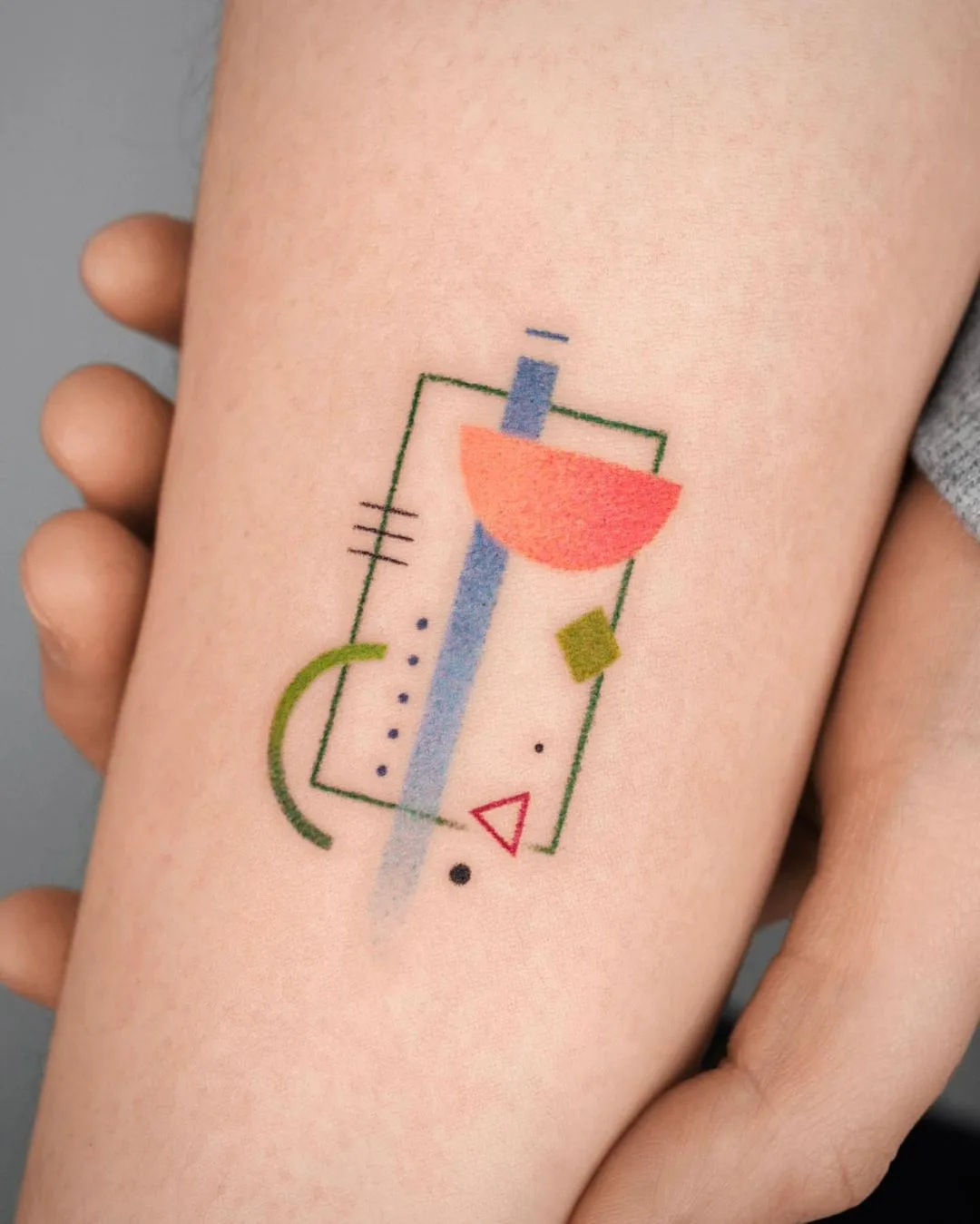 Tatuaggio d'arte astratto
