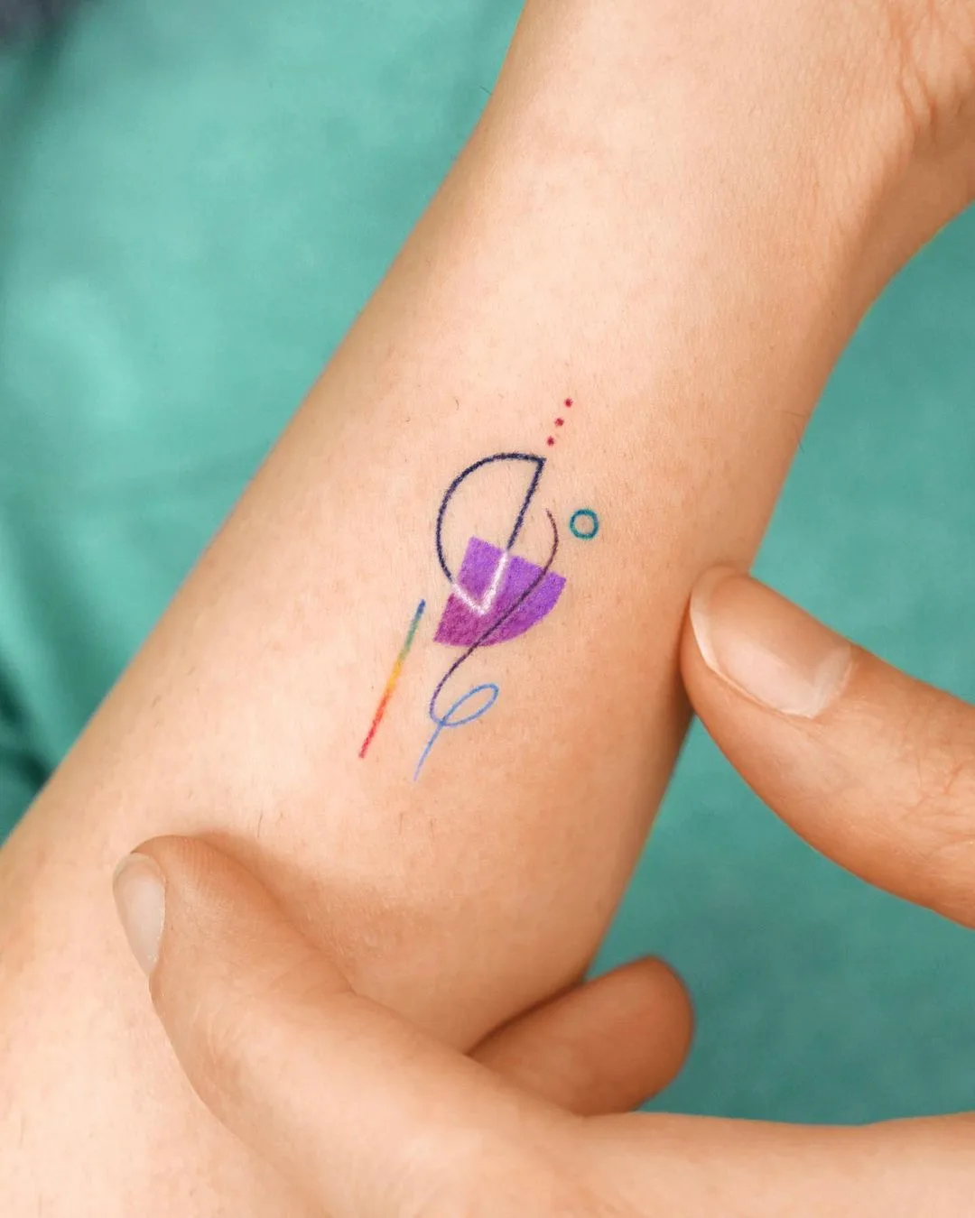Tatuaggio coreano minimalista