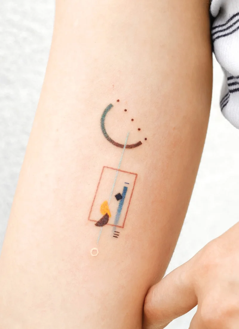 Tatuaggi a mano astratti dal artista coreano Basil