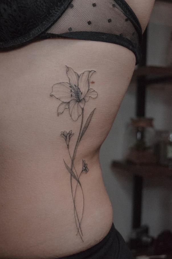 Файнлайн Flower, Lily tattoo на Бок