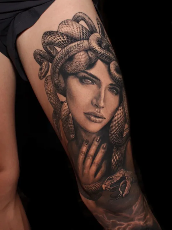 female black and grey realism татуировка на thigh #69577 | Тату мастер Felix Gonzalez