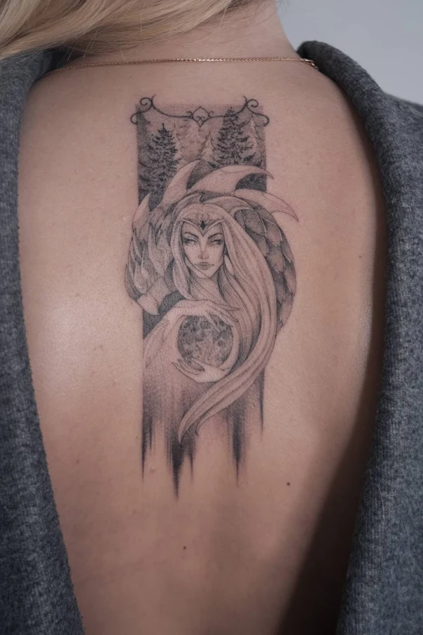 Чёрно-серая Woman, Forest tattoo на Верхняя часть спины