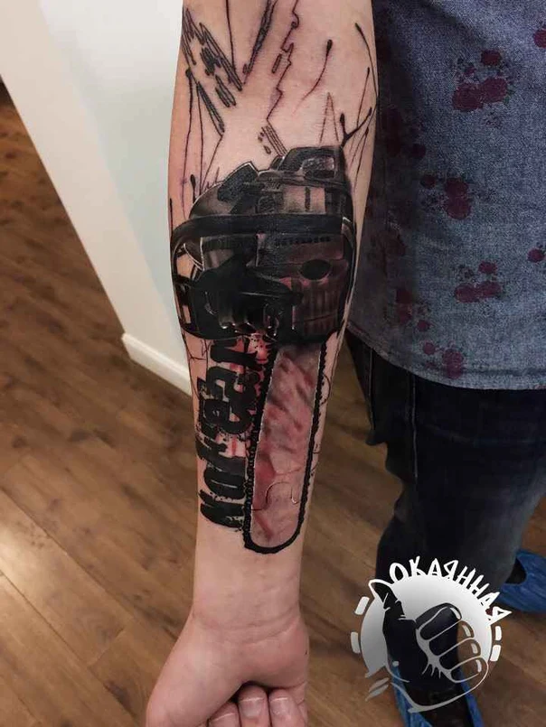 Чёрно-серая Chainsaw, Skull tattoo на Предплечье