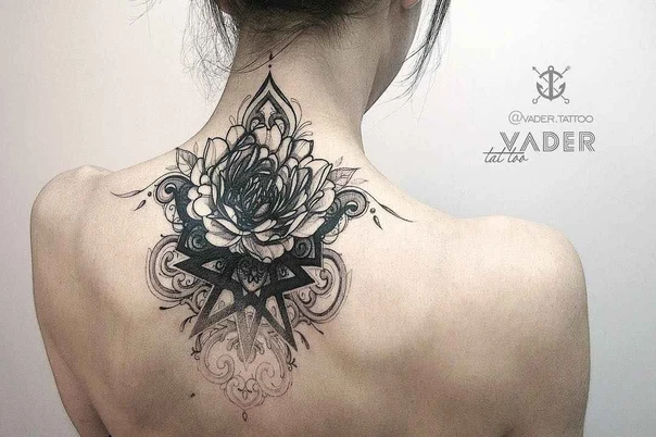 Блэкворк Flower, Geometric tattoo на Верхняя часть спины