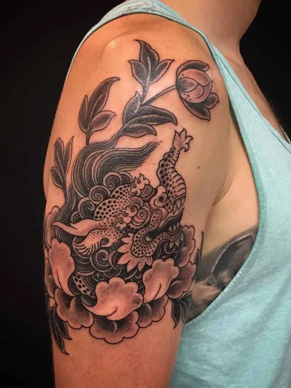 black and grey japanese tatuaje en upper arm #11571 | Tatuador Yoni Zilber