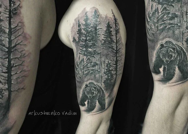 Чёрно-серая Bear, Forest tattoo на Бицепс