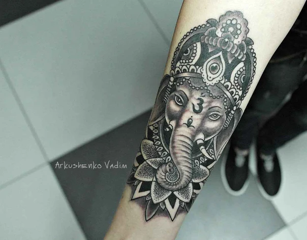 Чёрно-серая Elephant, Mandala tattoo на Предплечье