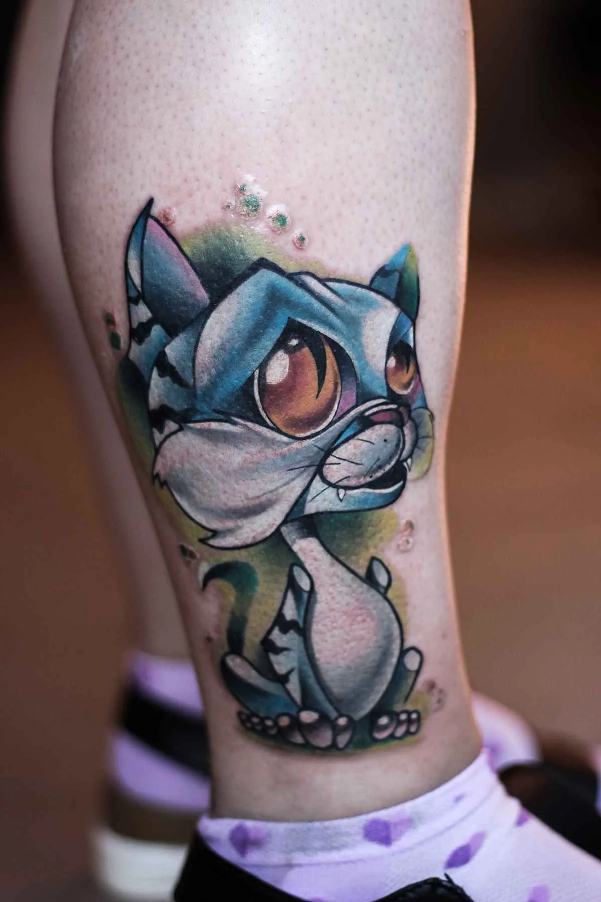 Tatuador Ilya Chernik nova tattoo na escola, realista