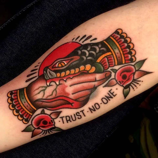 Традиционная Snake, Hand tattoo на Предплечье