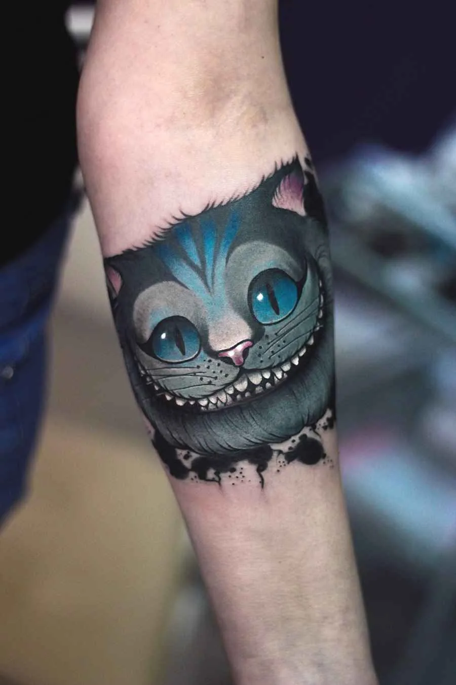 Tatuador Ilya Chernik nova tattoo na escola, realista