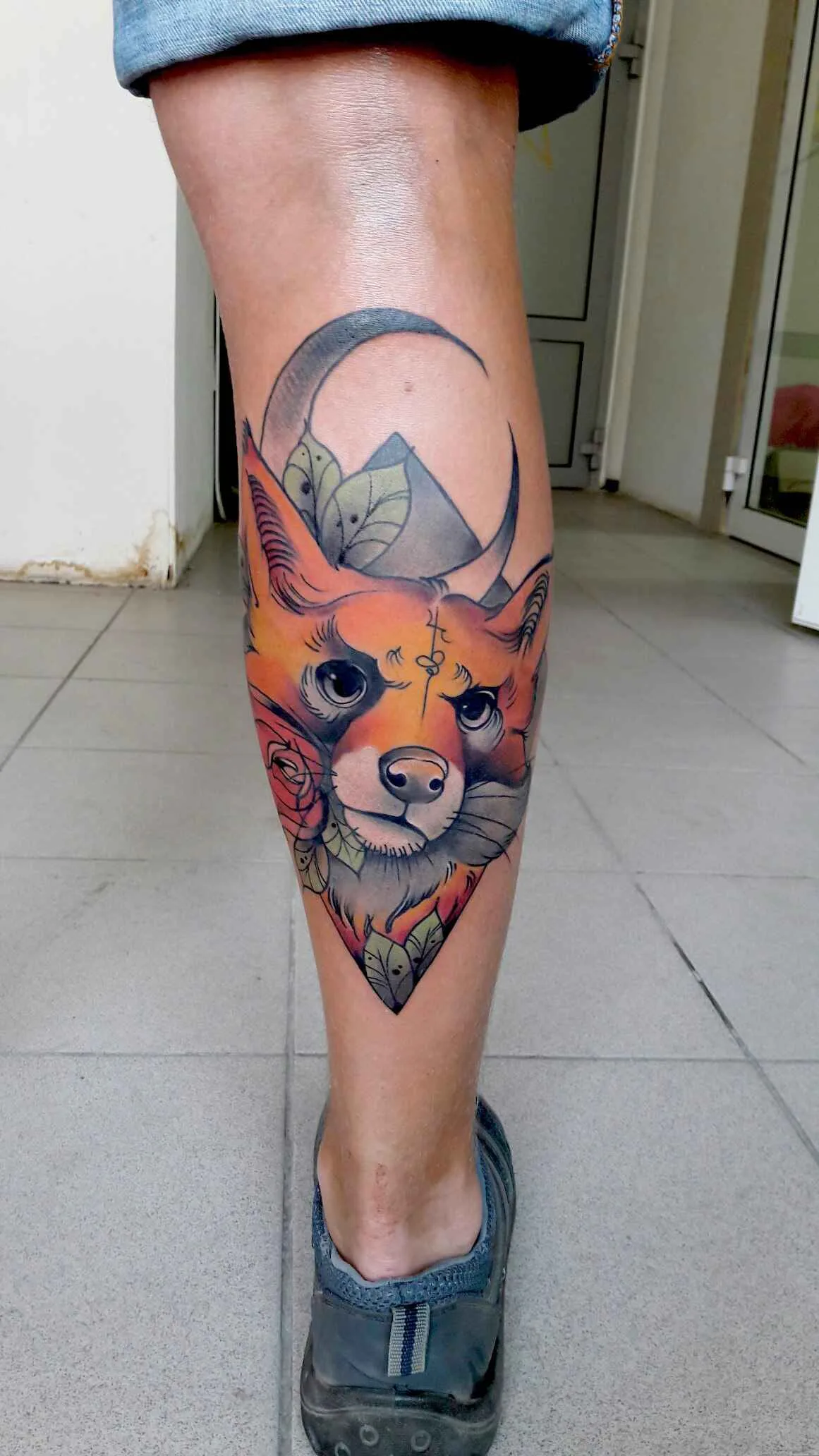 Tatuador Ilya Chernik nova tattoo na escola, realista