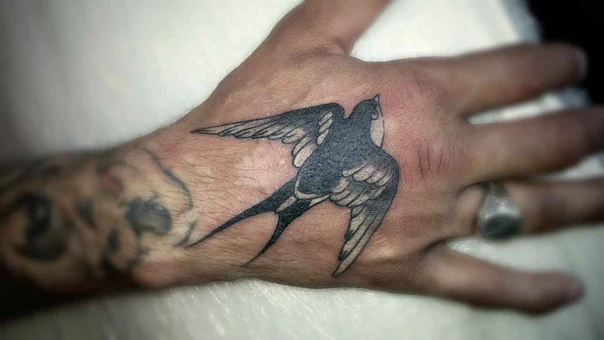 Традиционная Bird tattoo на Тыльная сторона кисти