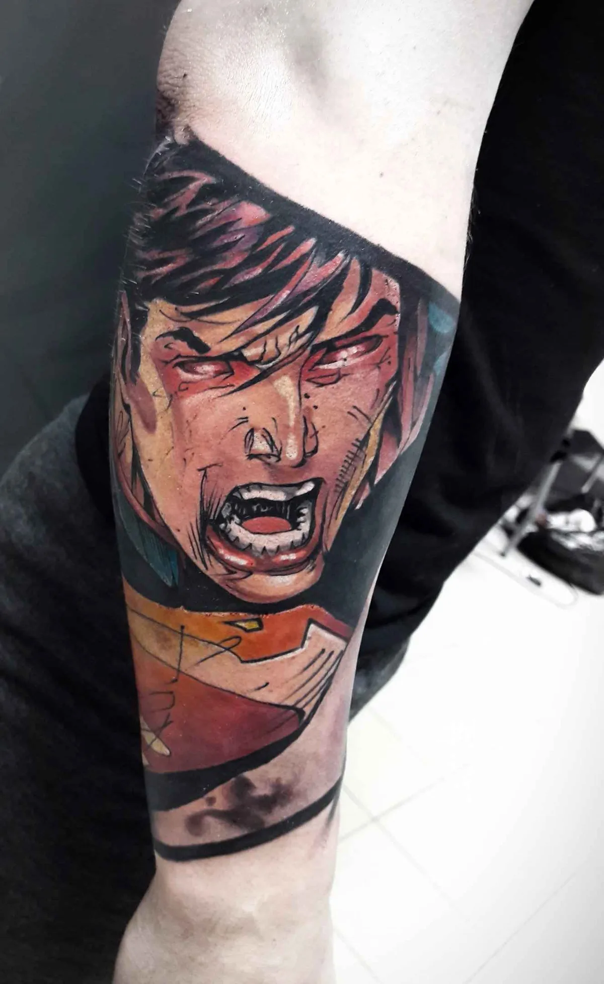 Tatuador Ilya Chernik nova tattoo na escola, realista
