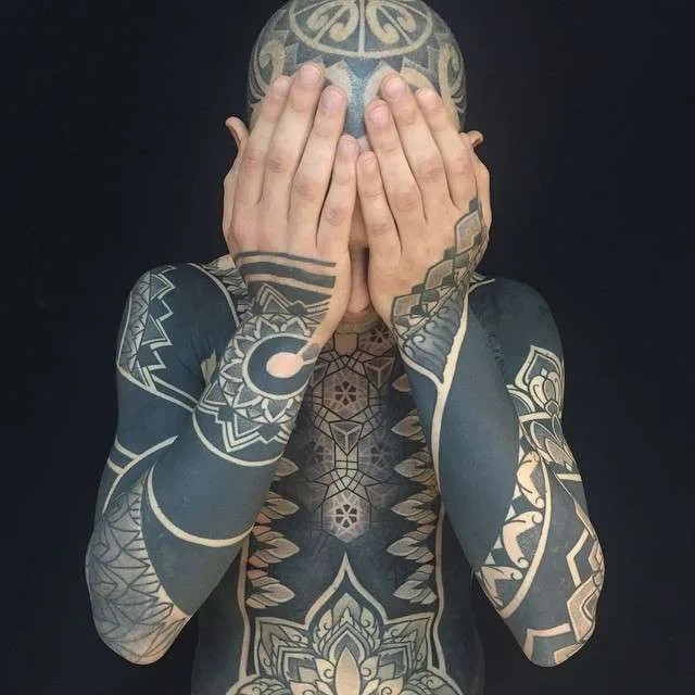 Artista di tatuaggi Pierluigi Deliperi, stile orientale ornamentalistico a blackwork | Italia