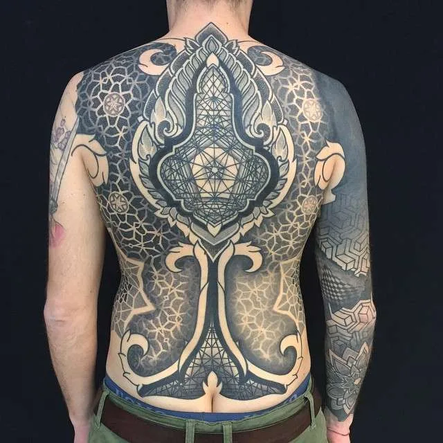 Artista di tatuaggi Pierluigi Deliperi, stile orientale ornamentalistico a blackwork | Italia