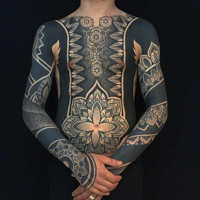 Artista di tatuaggi Pierluigi Deliperi, stile orientale ornamentalistico a blackwork | Italia
