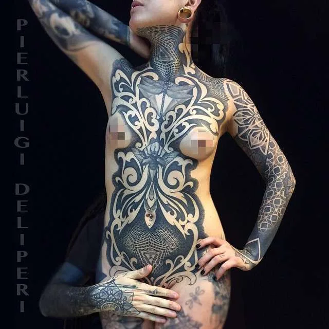 Artista di tatuaggi Pierluigi Deliperi, stile orientale ornamentalistico a blackwork | Italia