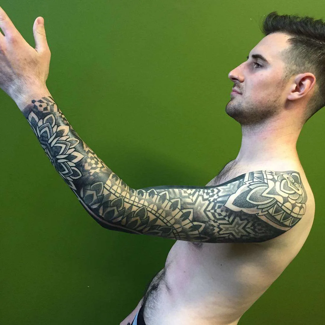 Artista di tatuaggi Pierluigi Deliperi, stile orientale ornamentalistico a blackwork | Italia