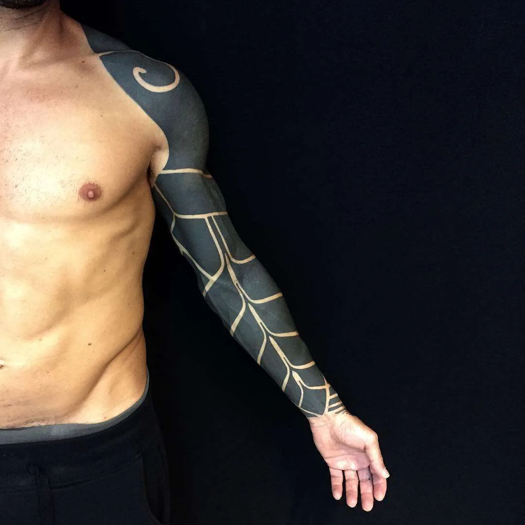 Artista di tatuaggi Pierluigi Deliperi, stile orientale ornamentalistico a blackwork | Italia