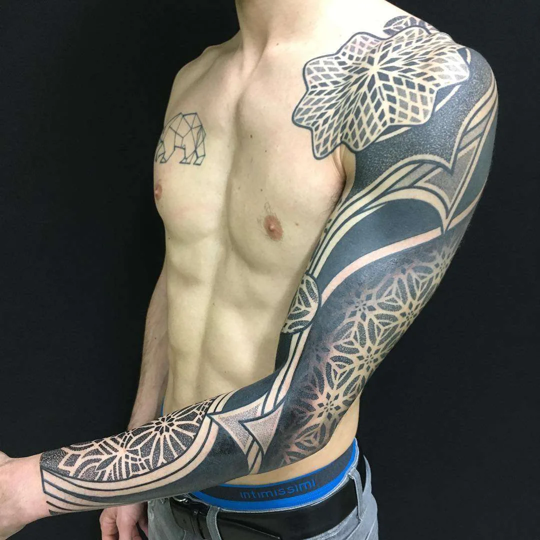 Artista di tatuaggi Pierluigi Deliperi, stile orientale ornamentalistico a blackwork | Italia