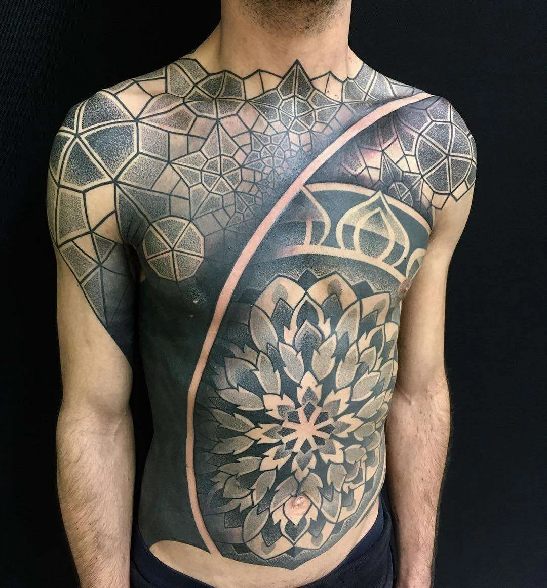Artista di tatuaggi Pierluigi Deliperi, stile orientale ornamentalistico a blackwork | Italia