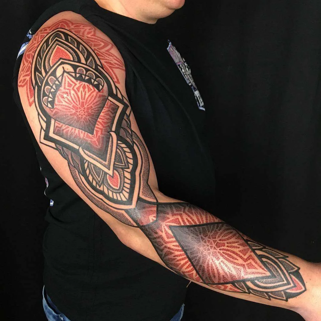 Artista di tatuaggi Pierluigi Deliperi, stile orientale ornamentalistico a blackwork | Italia