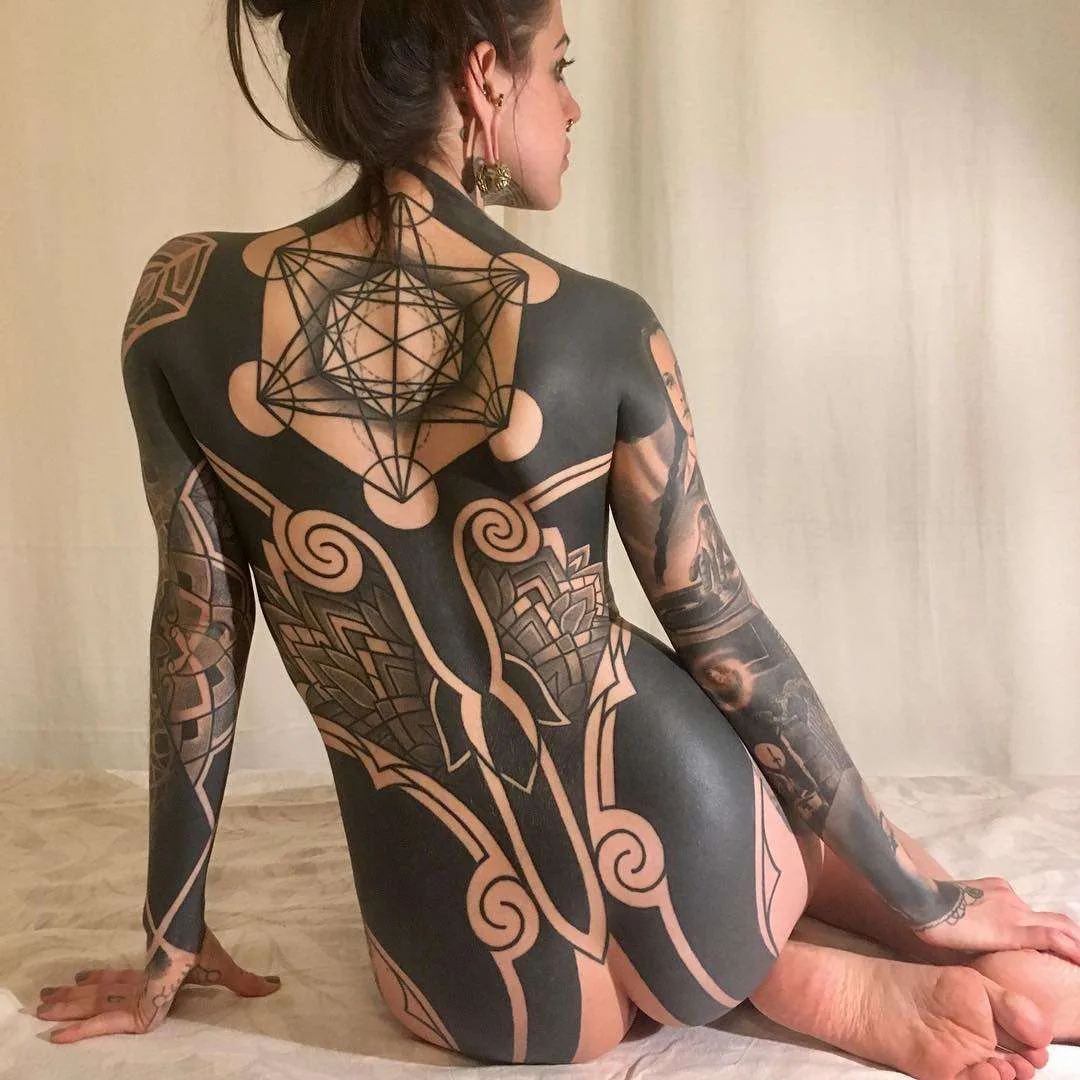 Artista di tatuaggi Pierluigi Deliperi, stile orientale ornamentalistico a blackwork | Italia