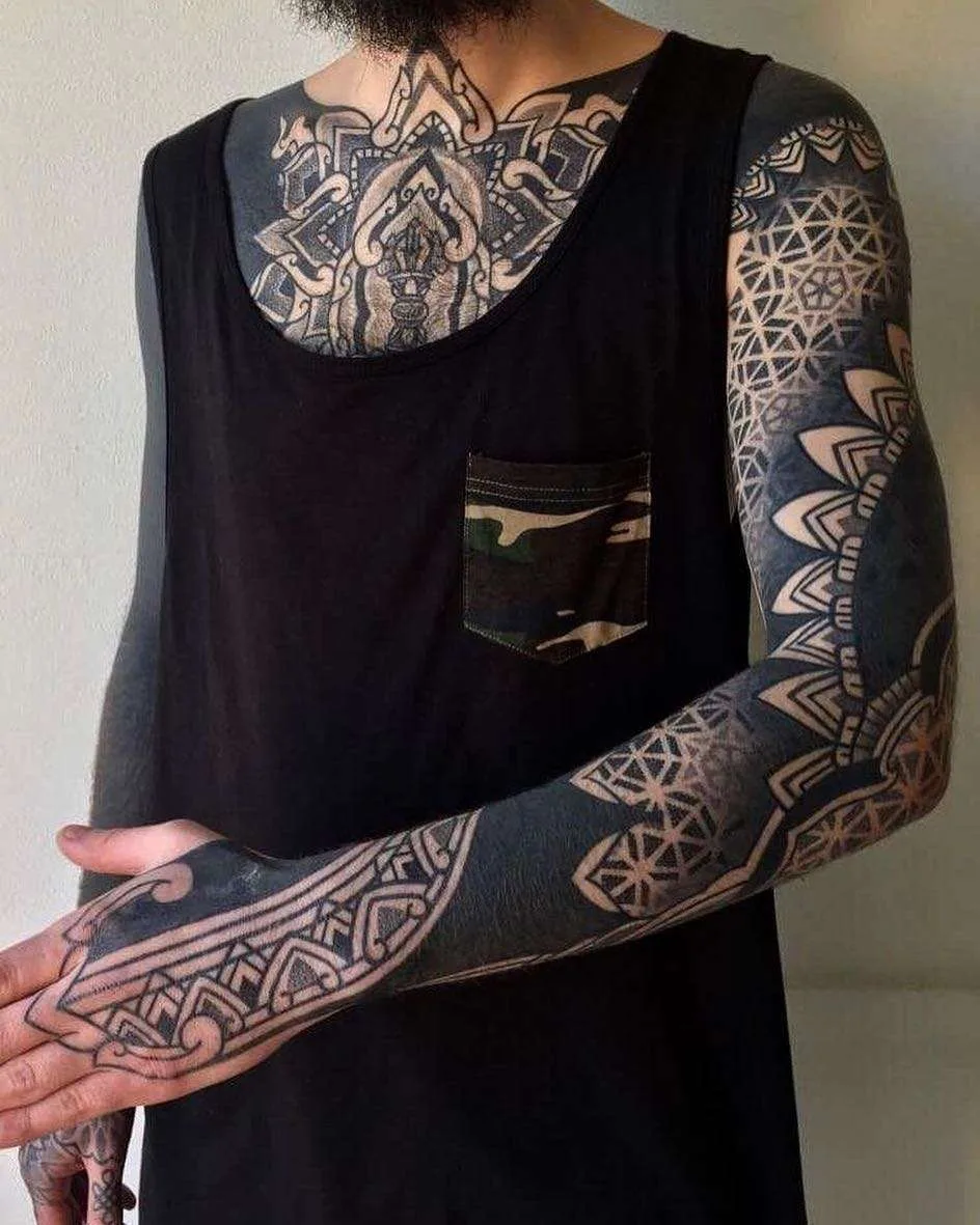 Artista di tatuaggi Pierluigi Deliperi, stile orientale ornamentalistico a blackwork | Italia