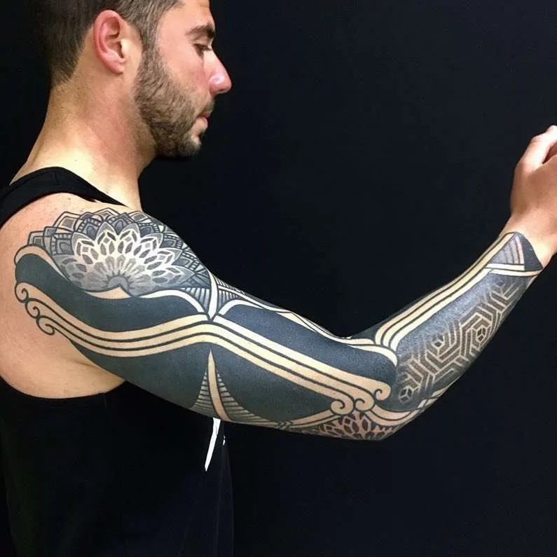 Artista de tatuagem Pierluigi Deliperi, estilo black authors de tatuagem ornamental | Itália