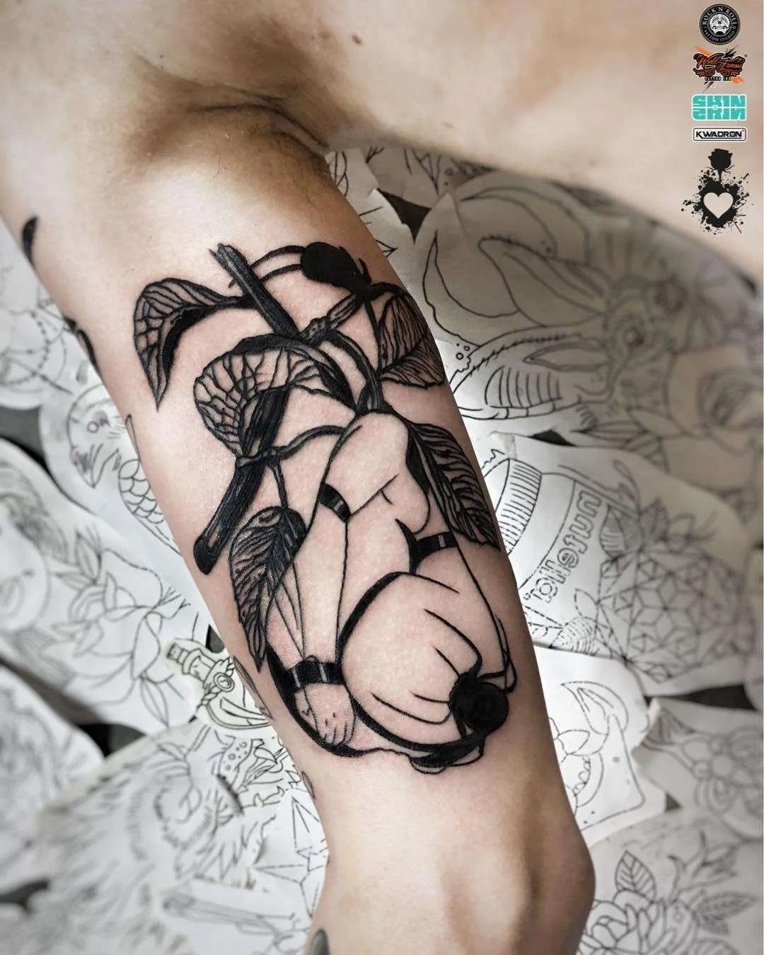 Tatuagem do artista tatuador Ufo, estilo blackwork do autor | Polônia