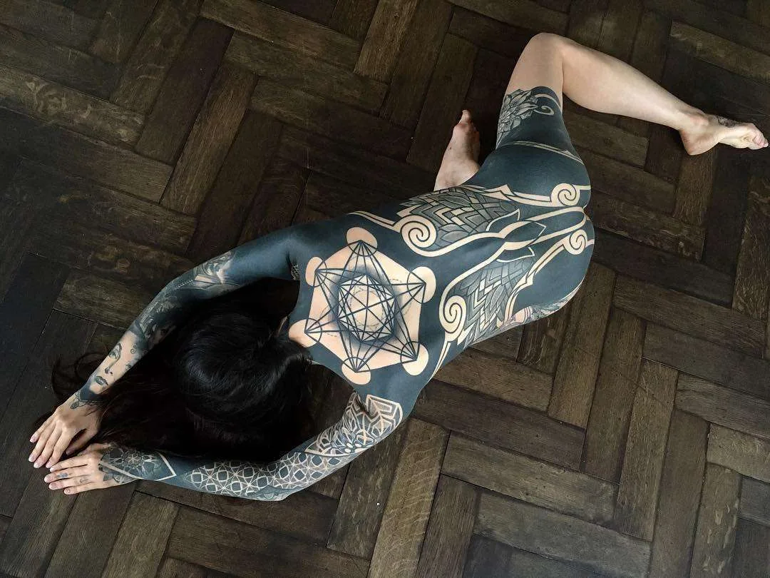 Artista di tatuaggi Pierluigi Deliperi, stile orientale ornamentalistico a blackwork | Italia