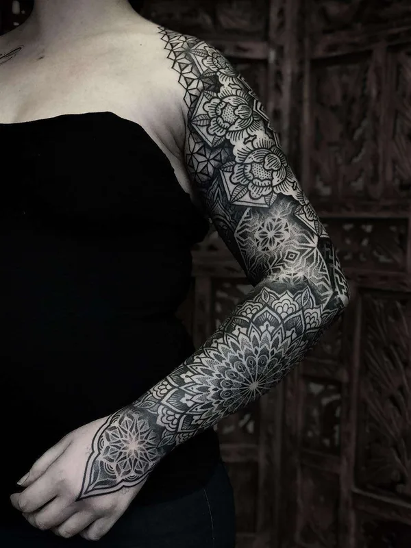 female black and grey mandala Tatuagem em full sleeve #21880 | Tatuador Caco Menegaz