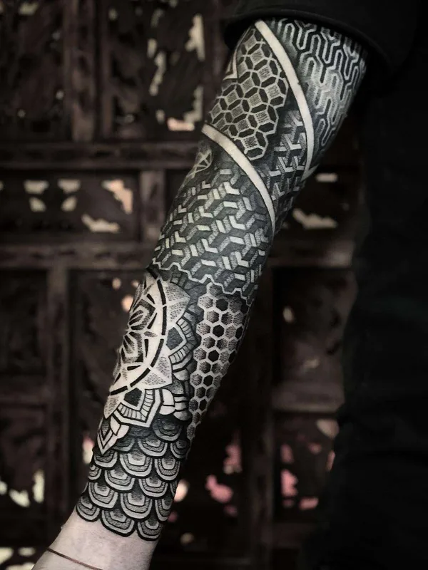 black and grey geometric Tatuagem em full sleeve #21881 | Tatuador Caco Menegaz