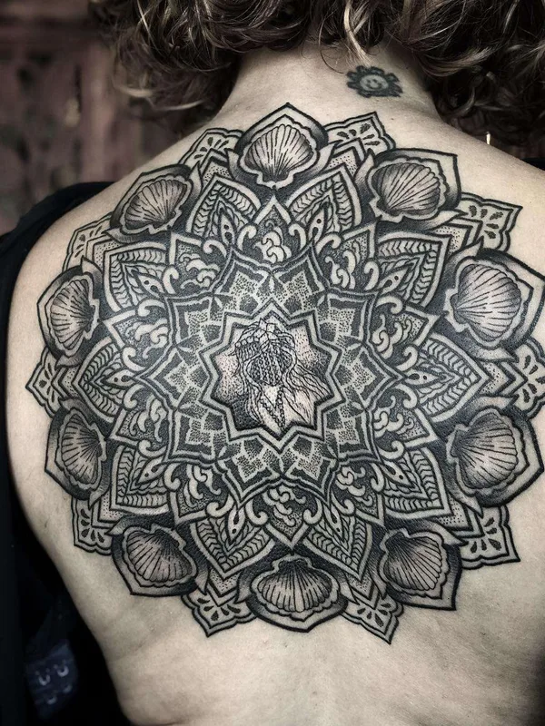 female black and grey mandala Tatuagem em upper back #21882 | Tatuador Caco Menegaz