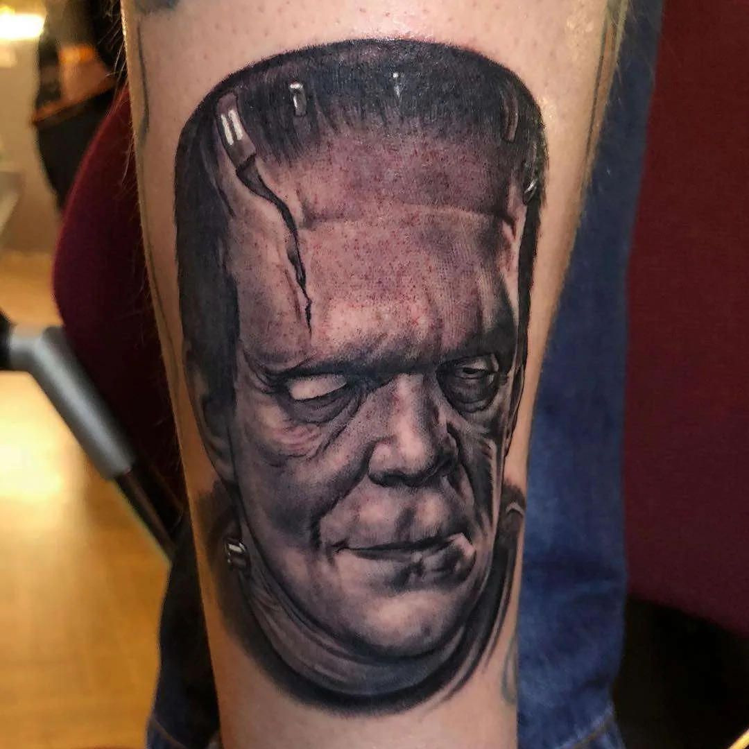 Artista de tatuagem e músico Bob Tyrrell, tatuagem realista preto e cinza | EUA