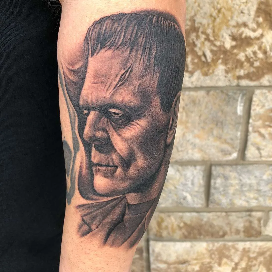 Artista de tatuagem e músico Bob Tyrrell, tatuagem realista preto e cinza | EUA