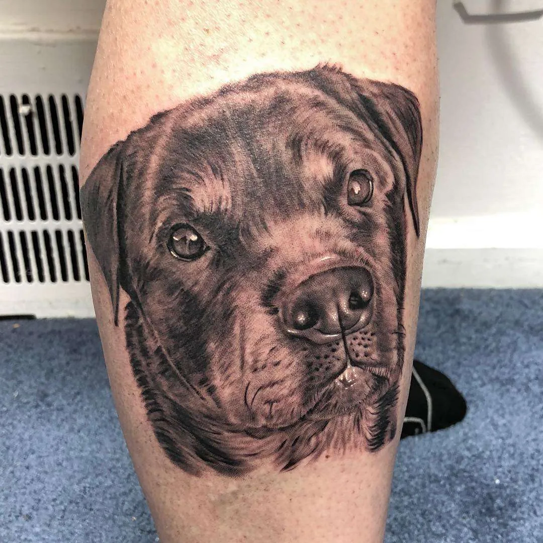 Artista de tatuagem e músico Bob Tyrrell, tatuagem realista preto e cinza | EUA