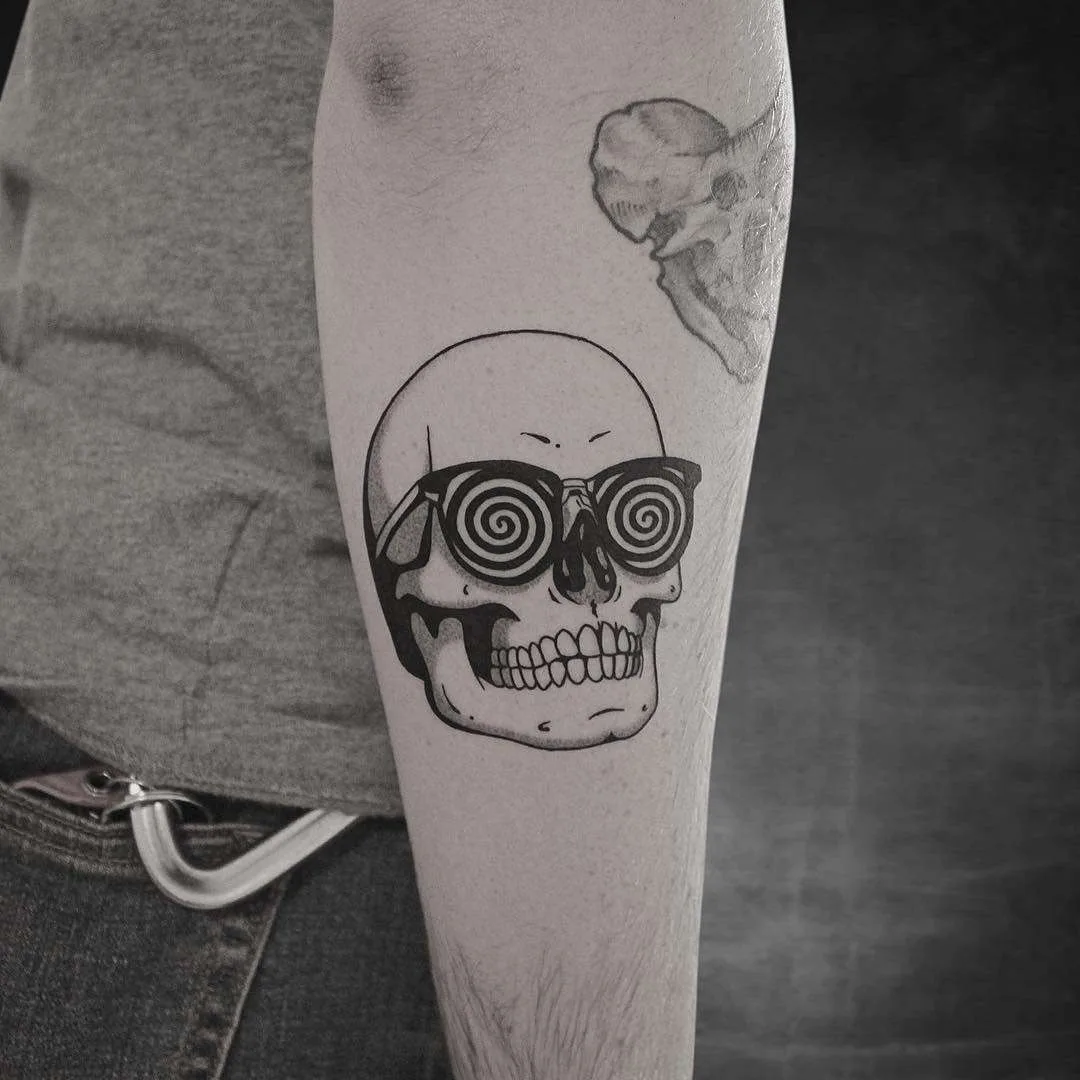 Artista del tatuaggio Brendon Welfare Dentist, stile blackwork a mano handpoke tatuaggio | Canada