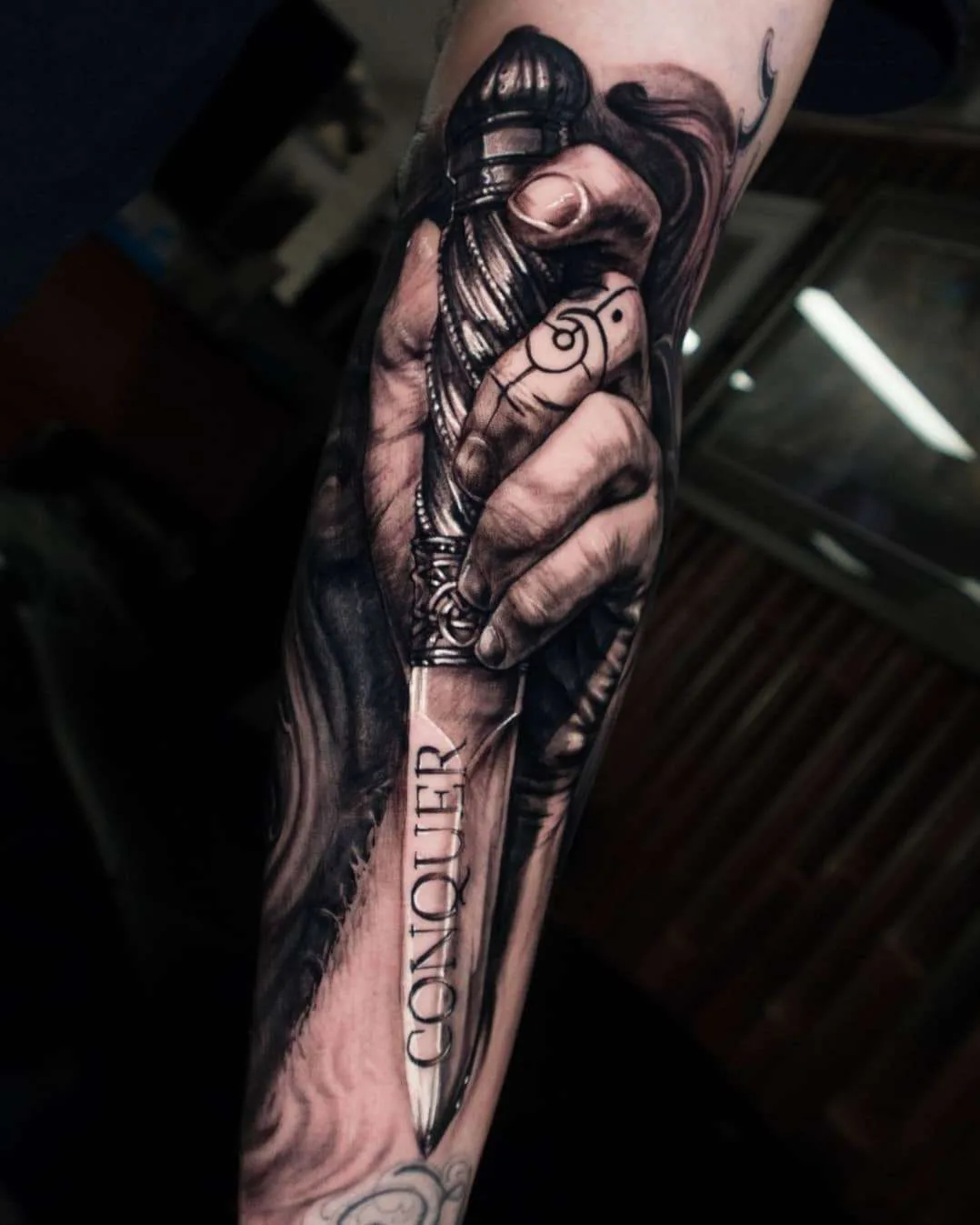 Tatuador Jayden Pengilly, cores e preto e cinza autores retrato realismo tatuagem, surrealismo | Austrália