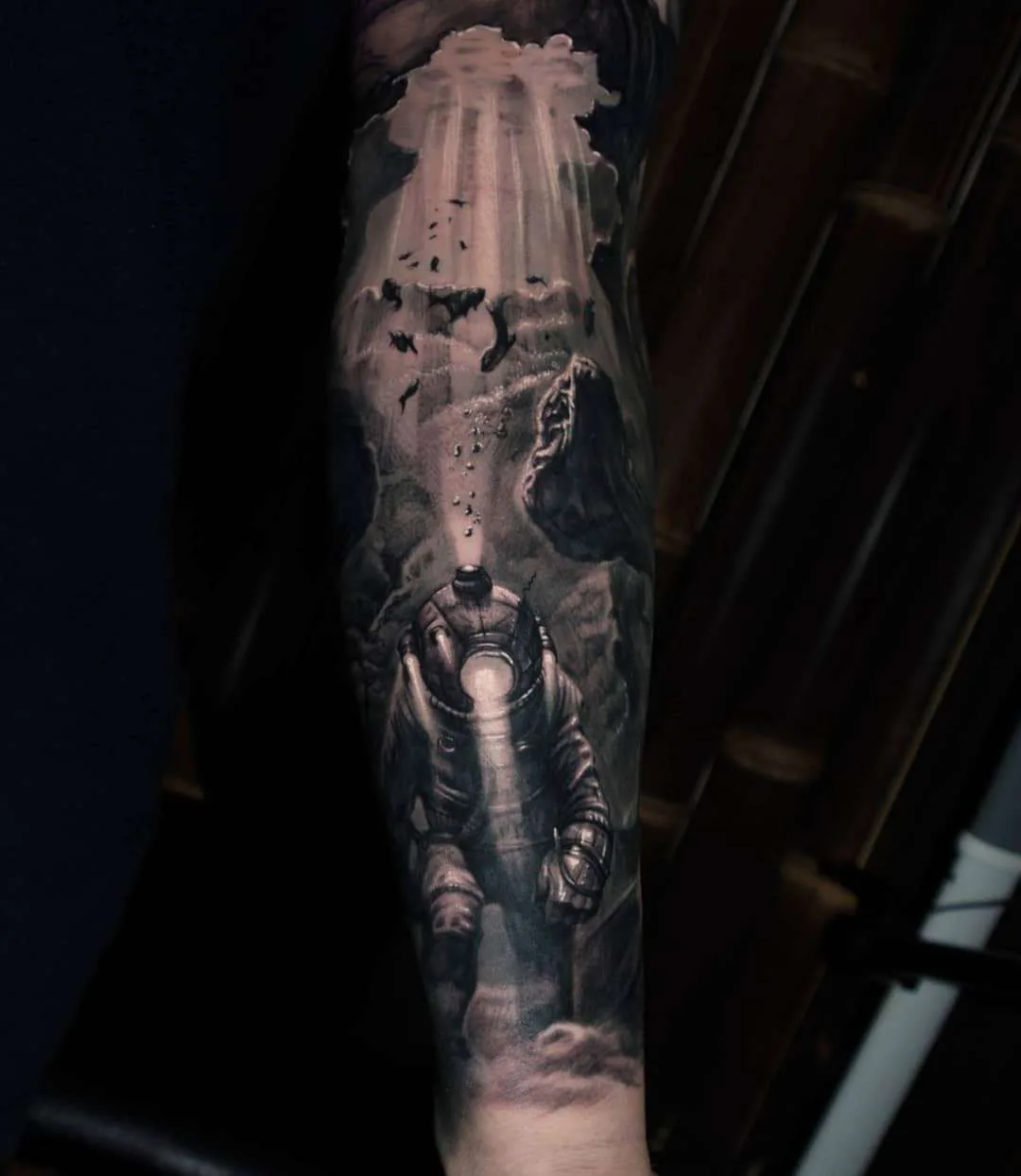 Tatuador Jayden Pengilly, cores e preto e cinza autores retrato realismo tatuagem, surrealismo | Austrália